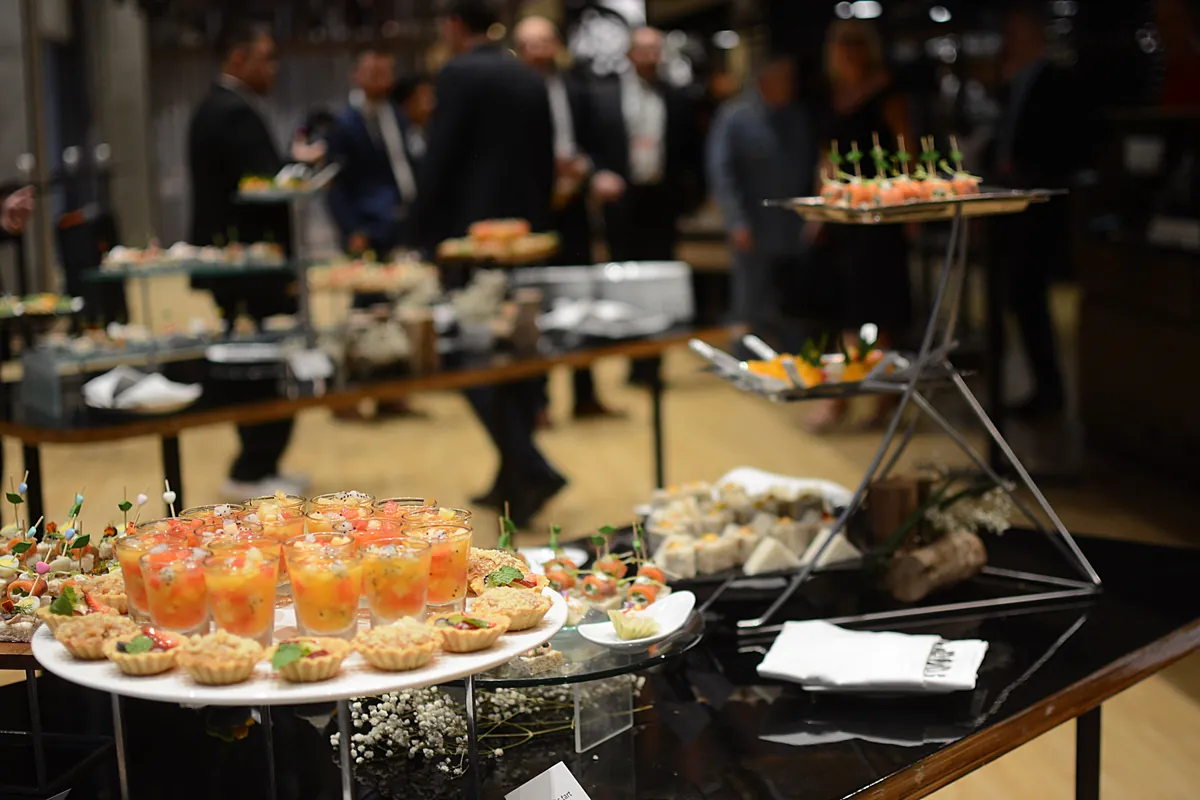 แขกในงาน cocktail กับโต๊ะ canapé