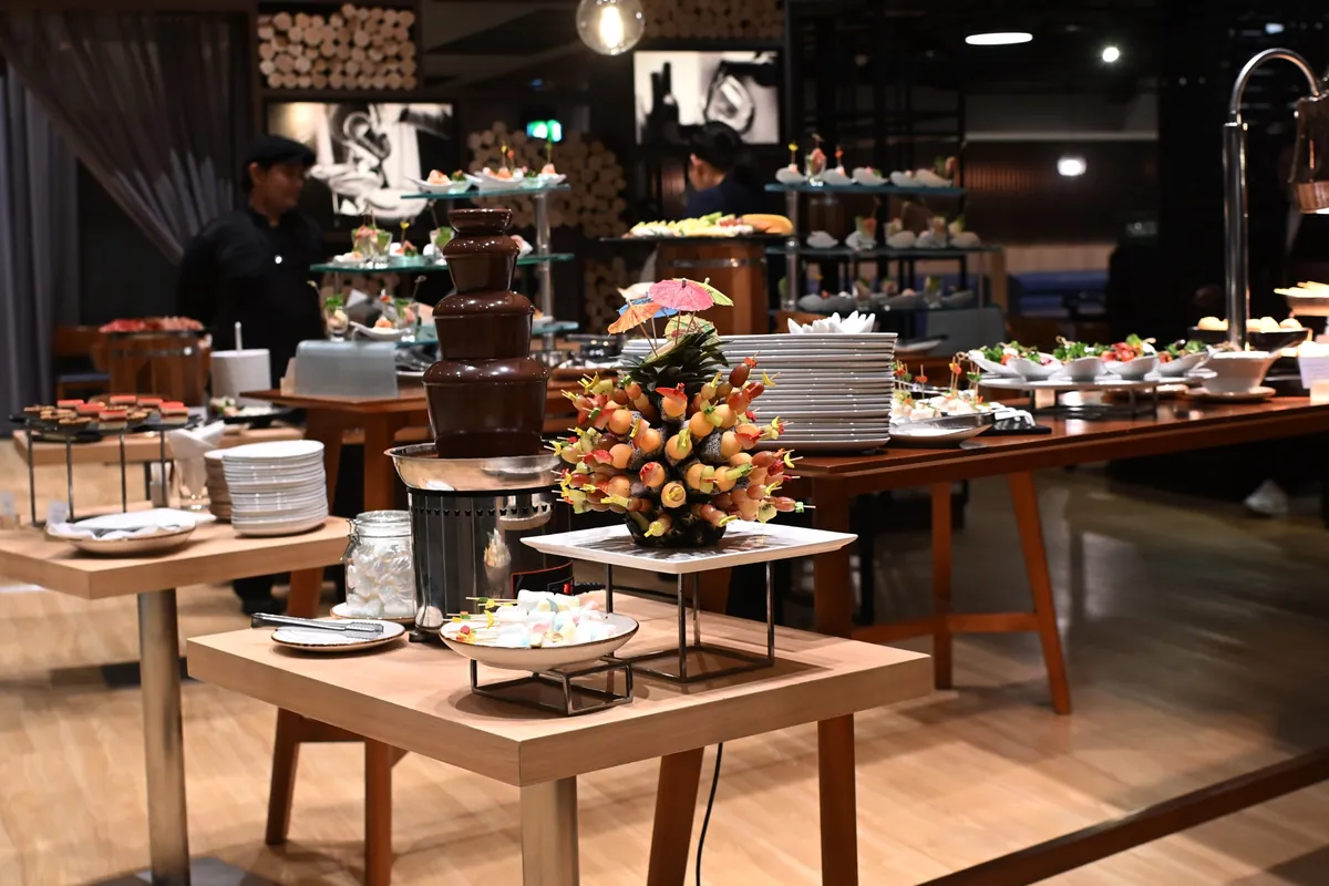 chocolate fountain และโต๊ะบุฟเฟต์ในงานเลี้ยง