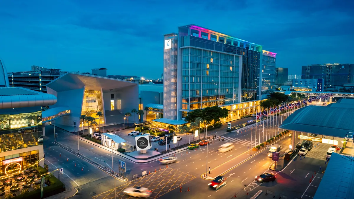 夜の Novotel Bangkok IMPACT。IMPACT Forum に隣接
