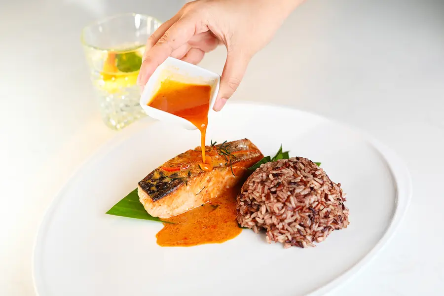 Salmon in Mild Spice Thick Red Curry
