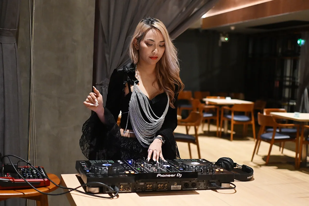 An Evening of Wine & Signature Creation · 18