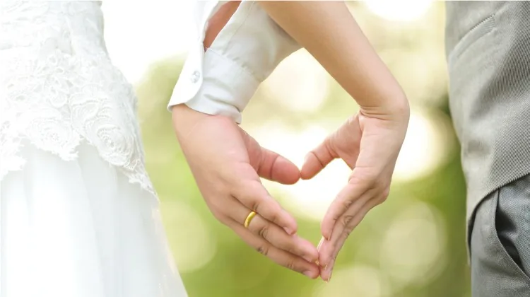 มือบ่าวสาวประกบกันเป็นรูปหัวใจ