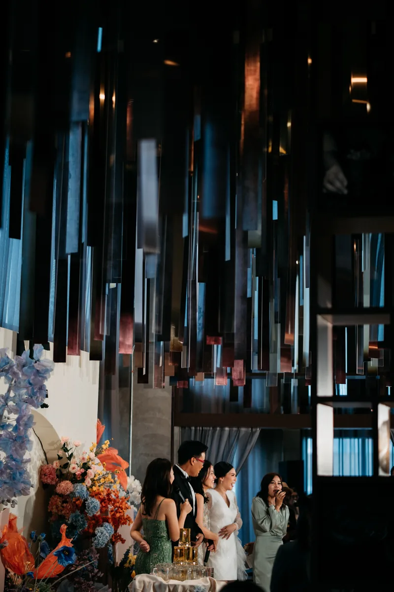 เวทีงานแต่งงานประดับดอกไม้ ใต้งานทองแดงแขวนเพดานสูงของร้าน