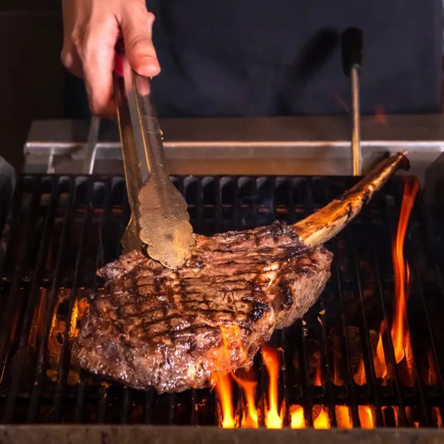 🥩 สายเนื้อต้องห้ามพลาด! สัมผัสความอลังการของ “Beef Tomahawk” ย่างอย่างพิถีพิถันจนหอมกรุ่น เนื้อนุ่ม ฉ่ำทุกคำ เสิร์ฟร้อน